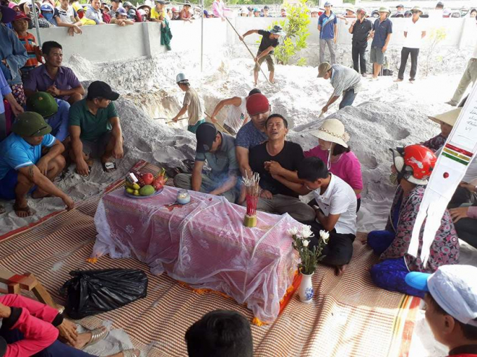 Người th&acirc;n kh&oacute;c ngất b&ecirc;n linh cữu ch&aacute;u b&eacute; xấu số.&nbsp;