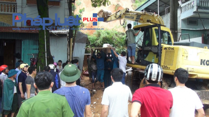 &nbsp;Lực lượng chức năng t&iacute;ch cực t&igrave;m kiếm c&aacute;c nạn nh&acirc;n bị mắc kẹt.