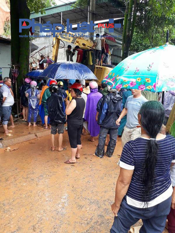 H&agrave; Giang: Cận cảnh hiện trường vụ sạt lở v&ugrave;i lấp qu&aacute;n internet nghi nhiều người mắc kẹt dưới l&ograve;ng đất