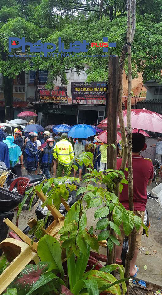 Rất nhiều người d&acirc;n hiếu kỳ đ&atilde; t&acirc;p trung tại hiện trường vụ sạt lở.