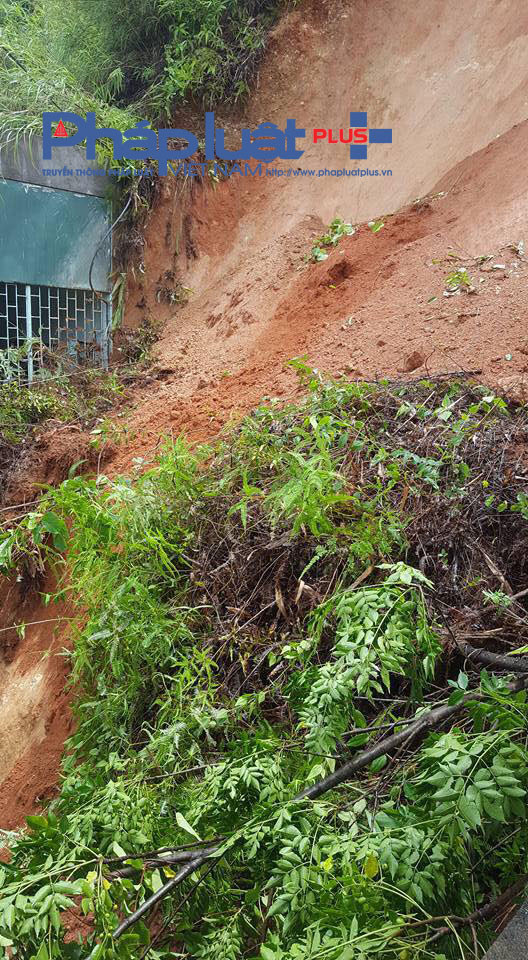 To&agrave;n bộ qu&aacute;n internet đ&atilde; bị h&agrave;ng trăm khối đất, đ&aacute; đổ ấp xuống v&ugrave;i lấp.
