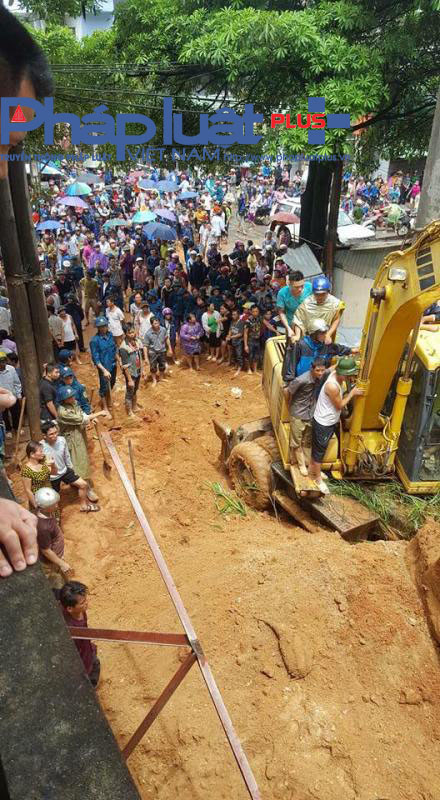 Hiện tại lực lượng chức năng t&igrave;m thấy duy nhất 2 nạn nh&acirc;n, dự đo&aacute;n c&ograve;n c&oacute; những nạn nh&acirc;n kh&aacute;c bị v&ugrave;i dưới l&ograve;ng đất.