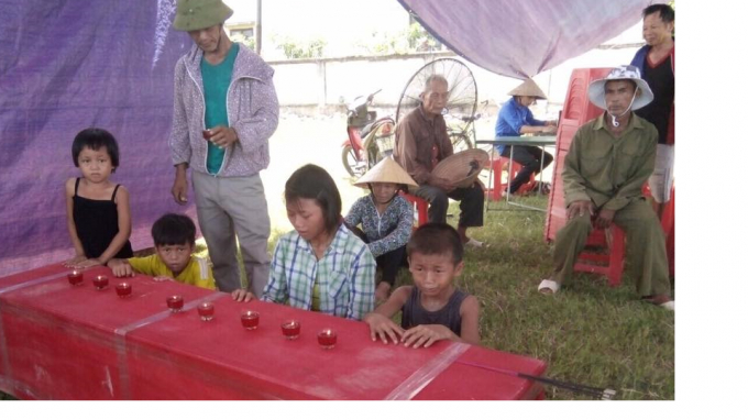 Chị Luận được x&aacute;c định đ&atilde; tử vong b&ecirc;n vệ đường, để lại 5 người con bơ vơ.