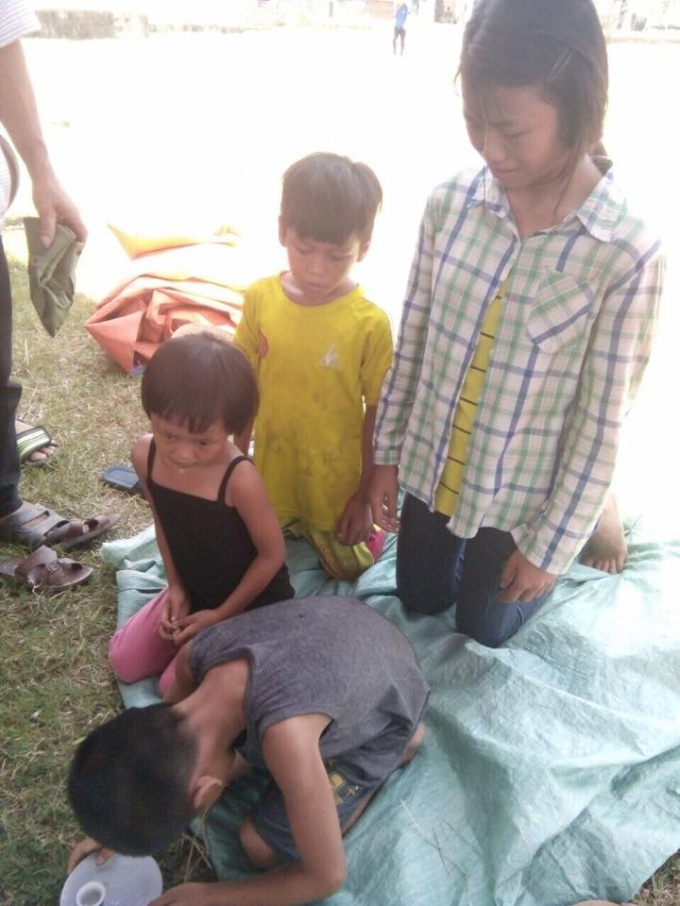 Những người con của vợ chồng chị Luận c&ograve;n qu&aacute; nhỏ, ho&agrave;n cảnh hết sức kh&oacute; khăn.