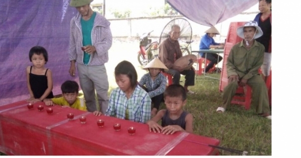 Hà Tĩnh: Xót xa người mẹ tử vong bên đường, để lại 5 đứa con thơ