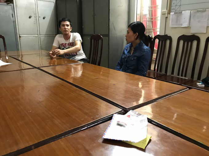 Đối tượng c&ugrave;ng tang vật thu giữ tại cơ quan c&ocirc;ng an.