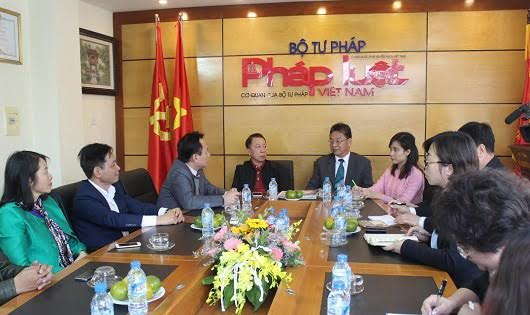 Hội Nh&agrave; b&aacute;o to&agrave;n Trung Quốc thăm B&aacute;o Ph&aacute;p luật Việt Nam.