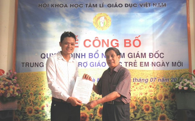 &Ocirc;ng Nguyễn Ho&agrave;ng Lan &ndash; Ph&oacute; Tổng thư k&yacute;, Ch&aacute;nh văn ph&ograve;ng Trung ương Hội Khoa học T&acirc;m l&iacute; &ndash; Gi&aacute;o dục Việt Nam đ&atilde; trao Quyết định bổ nhiệm Gi&aacute;m đốc Trung t&acirc;m hỗ trợ gi&aacute;o dục trẻ em Ng&agrave;y Mới cho &ocirc;ng Ho&agrave;ng Văn Quyết