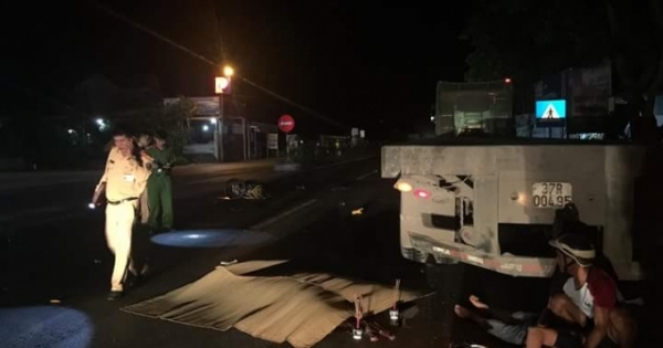 Nghệ An: Xe máy tông vào đuôi xe đầu kéo, 3 người thương vong