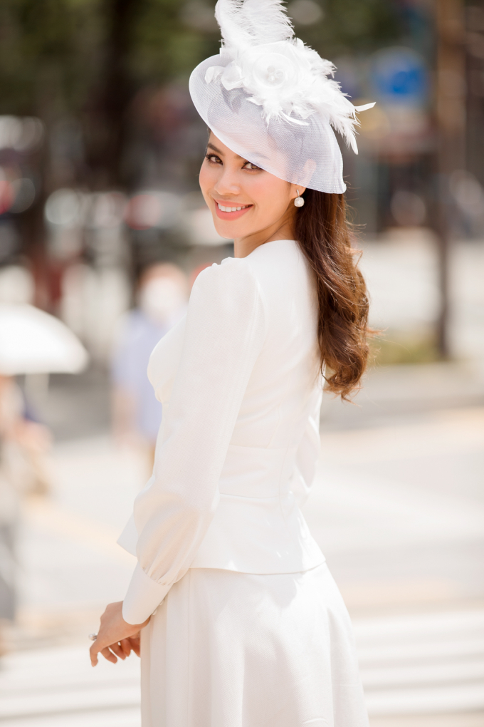 Phạm Hương diện đầm trắng cổ điển thăm L&atilde;nh sự qu&aacute;n Việt Nam tại Fukuoka, Nhật Bản