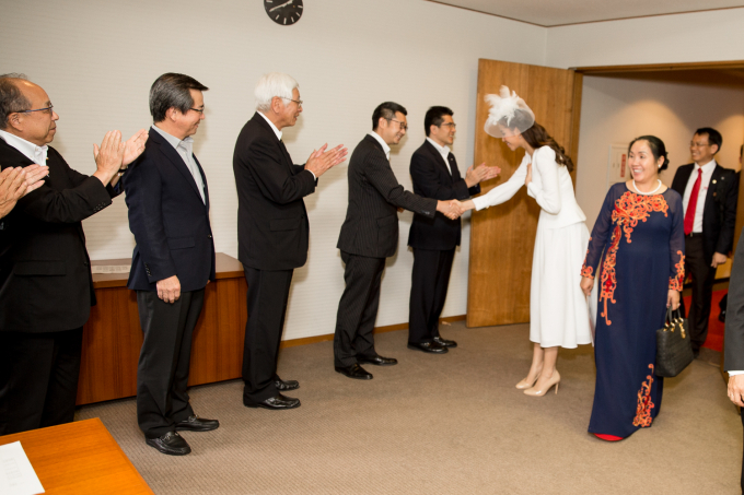 Phạm Hương ch&agrave;o c&aacute;c quan chức ch&iacute;nh quyền Fukuoka.