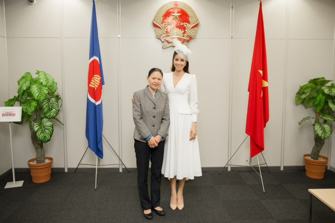 Phạm Hương chụp ảnh c&ugrave;ng b&agrave; Nguyễn Phương Hồng- Tổng l&atilde;nh sự qu&aacute;n Việt Nam tại Fukuoka.