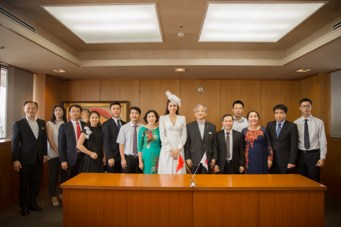 Phạm Hương v&agrave; đo&agrave;n chụp ảnh tại t&ograve;a nh&agrave; h&agrave;nh ch&iacute;nh tỉnh Fukuoka.