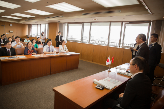 Phạm Hương diện đầm trắng cổ điển thăm L&atilde;nh sự qu&aacute;n Việt Nam tại Fukuoka, Nhật Bản