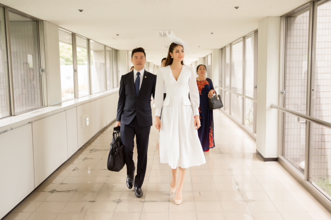 Phạm Hương diện đầm trắng cổ điển thăm L&atilde;nh sự qu&aacute;n Việt Nam tại Fukuoka, Nhật Bản