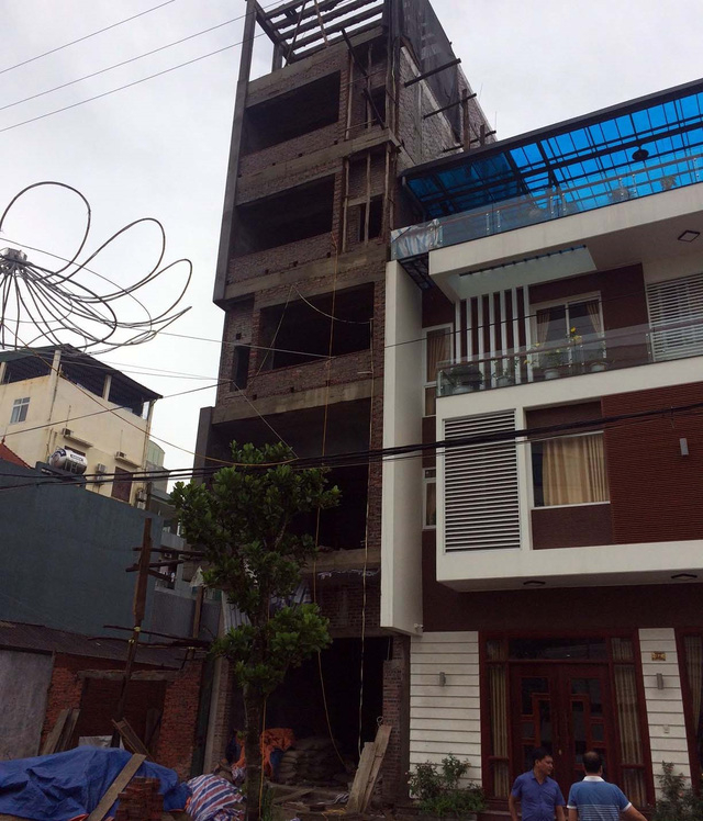 Ng&ocirc;i nh&agrave; đang x&acirc;y dựng xảy ra vụ g&atilde;y gi&agrave;n gi&aacute;o l&agrave;m hai người tử vong. (Ảnh: b&aacute;o Gia đ&igrave;nh v&agrave; x&atilde; hội)