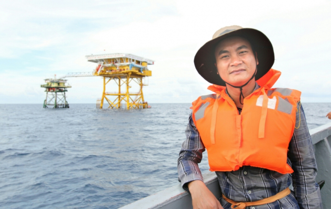 Ph&oacute;ng vi&ecirc;n Trần Nguy&ecirc;n Phong trong chuyến c&ocirc;ng t&aacute;c đi nh&agrave; gi&agrave;n DK1 &ndash; tr&ecirc;n v&ugrave;ng biển chủ quyền của Tổ quốc Việt Nam.