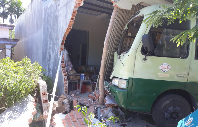 Nh&agrave; &ocirc;ng Quyền bị xe bus đ&acirc;m sập một g&oacute;c tường, may mắn kh&ocirc;ng c&oacute; thiệt hại về người.