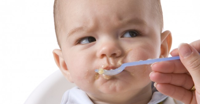 Nếu b&eacute; đ&atilde; quen với vị ngọt hơn của sữa mẹ, h&atilde;y thử bắt đầu bằng c&aacute;ch nạo chuối ch&iacute;n trộn với một ch&uacute;t sữa mẹ cho b&eacute; ăn. Ảnh: minh họa.