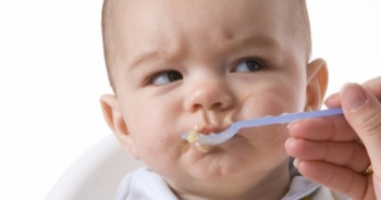 Bác sĩ “dạy” các mẹ cách cho con ăn dặm