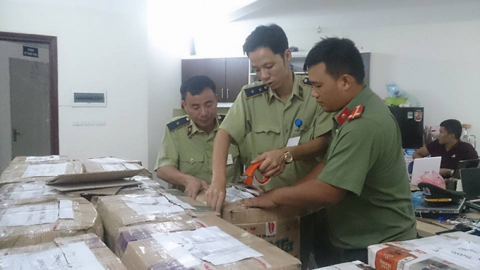 Lực lượng chức năng bắt giữ số lượng lớn mỹ phẩm kh&ocirc;ng r&otilde; nguồn gốc.&nbsp;