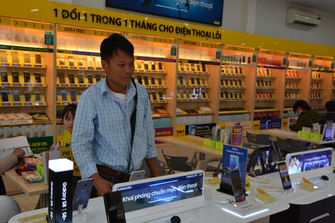 Cơ quan chức năng đưa Phan Quốc Kh&aacute;nh v&agrave;o Cửa h&agrave;ng thế giới di động dựng lại hiện trường.