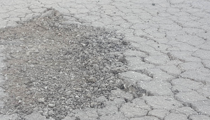 Mặt đường bị g&atilde;y nứt, hư hỏng nghi&ecirc;m trọng.