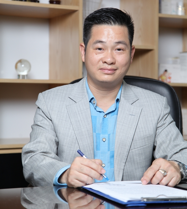 &Ocirc;ng Tr&acirc;̀n Hoàn Sinh - T&ocirc;̉ng Giám đ&ocirc;́c C&ocirc;ng ty CP Mỹ ph&acirc;̉m Salonzo