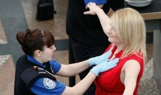 Kiểm tra an ninh trước khi l&ecirc;n m&aacute;y bay ở Mỹ.