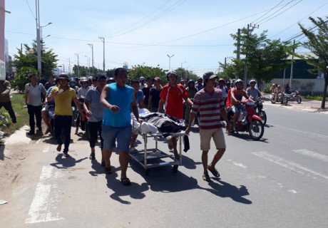 Người nh&agrave; bức x&uacute;c đưa thi thể nạn nh&acirc;n diễu tr&ecirc;n phố. (Ảnh: Zing.vn)