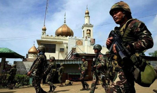 Lực lượng bộ binh Philippines đang c&agrave;n qu&eacute;t, t&igrave;m khủng bố Maute ở Marawi.