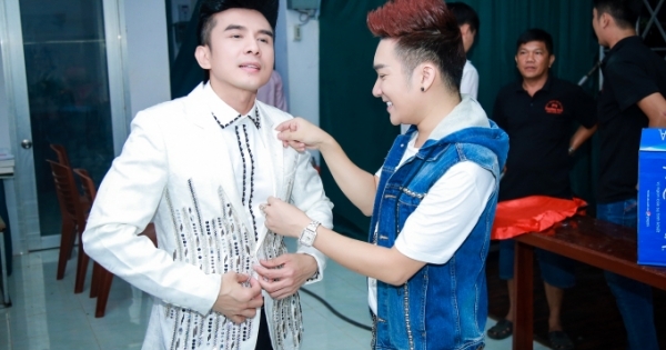 Quang Hà sửa áo cho Đan Trường ở hậu trường MVTopHits