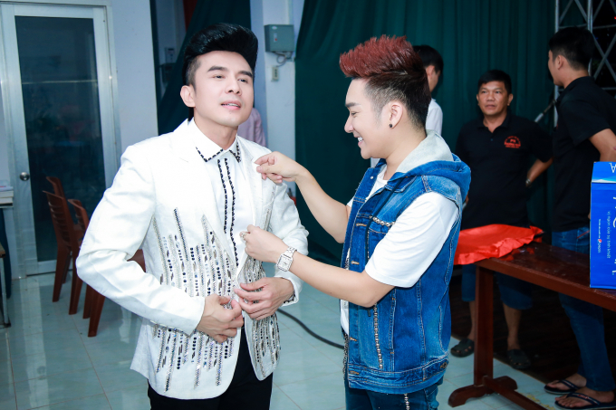Quang H&agrave; gi&uacute;p Đan Trường chỉnh &aacute;o ở hậu trường.