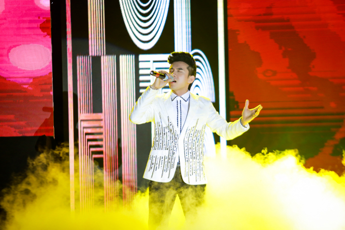 Quang H&agrave; sửa &aacute;o cho Đan Trường ở hậu trường MVTopHits