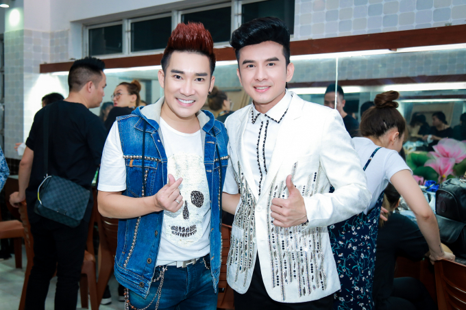 Cả 2 ca sĩ c&ugrave;ng đối đầu ở MV Top Hits.