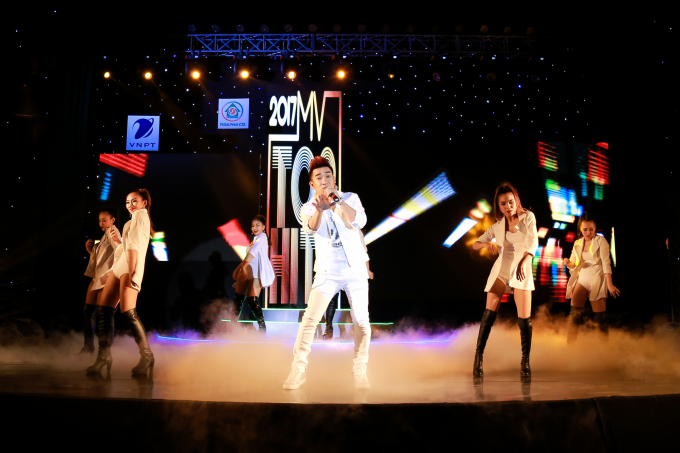 Quang H&agrave; sửa &aacute;o cho Đan Trường ở hậu trường MVTopHits