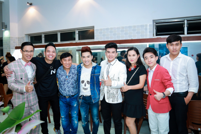 Quang H&agrave; sửa &aacute;o cho Đan Trường ở hậu trường MVTopHits