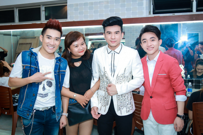 Quang H&agrave; sửa &aacute;o cho Đan Trường ở hậu trường MVTopHits