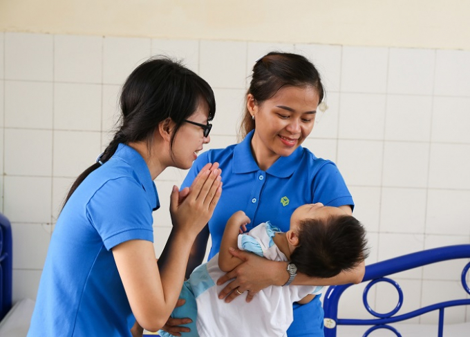 Đại diện tập thể Novaland đến thăm hỏi, chăm s&oacute;c c&aacute;c em mồ c&ocirc;i, khuyết tật tại Trung t&acirc;m C&ocirc;ng t&aacute;c X&atilde; hội Cần Thơ.