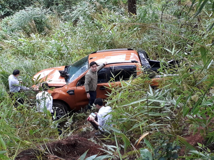 Chiếc xe b&aacute;n tải nằm gọn dưới vực s&acirc;u.