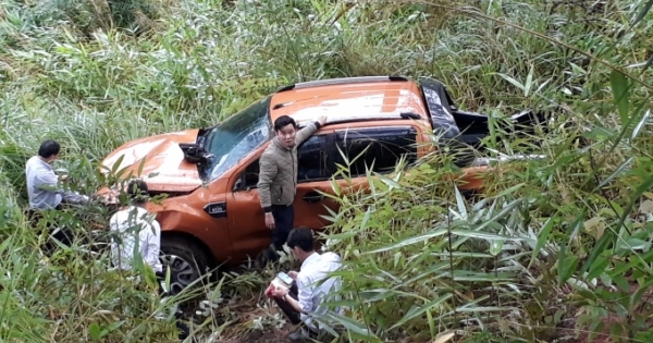 Lâm Đồng: Xe bán tải lao xuống vực, 3 người thoát chết