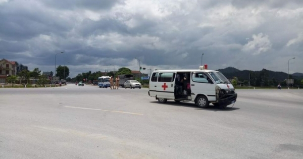 Tài xế xe cứu thương vác dao đuổi chém tài xế xe tải sau khi xảy ra va chạm