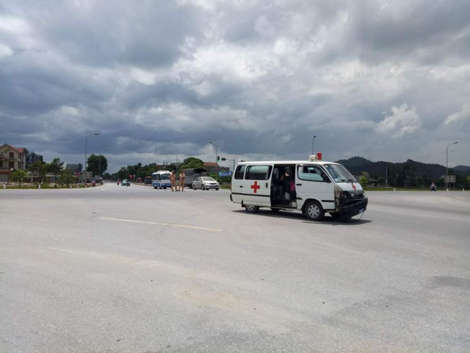 Hiện trường nơi xảy ra vụ va chạm giao th&ocirc;ng dẫn đến việc t&agrave;i xế xe cứu thương v&aacute;c dao đuổi ch&eacute;m t&agrave;i xế xe tải.