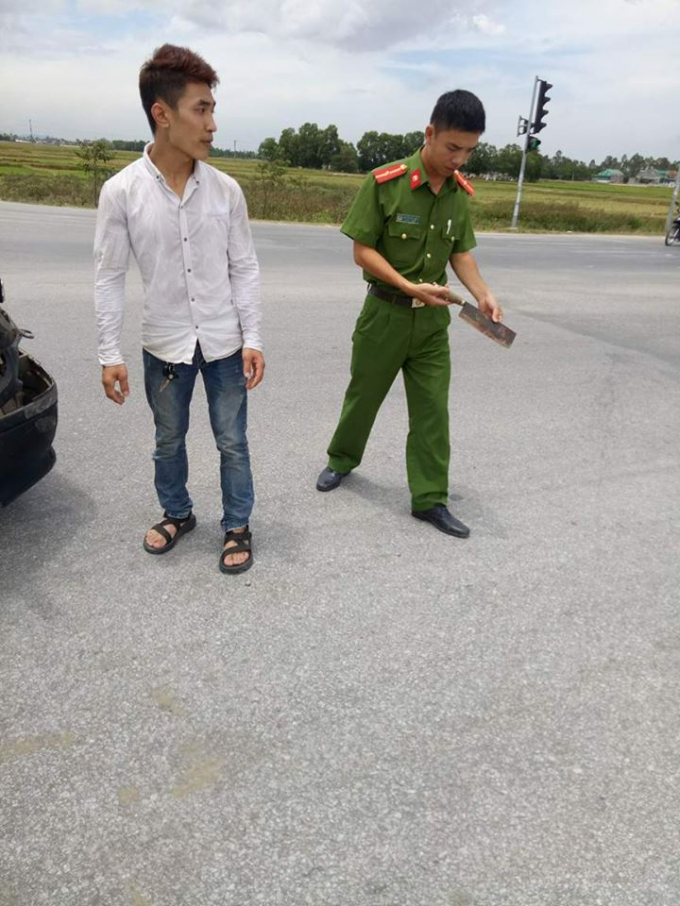 T&agrave;i xế xe cứu thương người đ&atilde; v&aacute;c dao đuổi ch&eacute;m t&agrave;i xế xe tải.