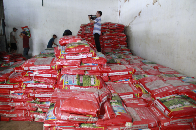 Số lượng ph&acirc;n b&oacute;n khủng đ&atilde; hết hạn sử dụng đang chờ để b&aacute;n ra cho d&acirc;n.