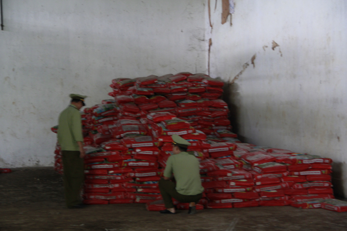 C&aacute;c c&aacute;n bộ Đội QLTT số 1 tỉnh Đắk Lắk đang kiểm số số lượng ph&acirc;n b&oacute;n hết hạn sử dụng.