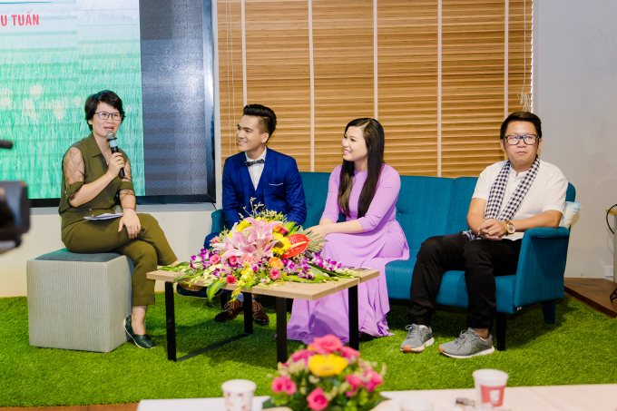 Trần Hữu Tuấn v&agrave; B&ugrave;i Thị Th&uacute;y trong buổi họp b&aacute;o.