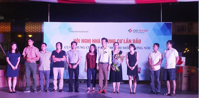 Đại diện UBND phường Dương Nội l&ecirc;n tặng hoa cho Ban quản trị