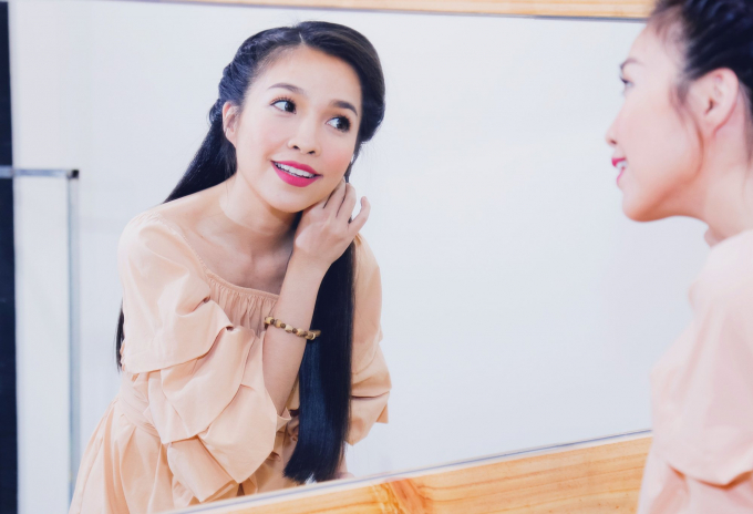 Hiền Thục xuất hiện đằm thắm với t&agrave; &aacute;o d&agrave;i phụ diễn cho &ldquo;b&agrave; mẹ nh&iacute;&rdquo;