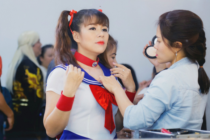 Hiền Thục xuất hiện đằm thắm với t&agrave; &aacute;o d&agrave;i phụ diễn cho &ldquo;b&agrave; mẹ nh&iacute;&rdquo;